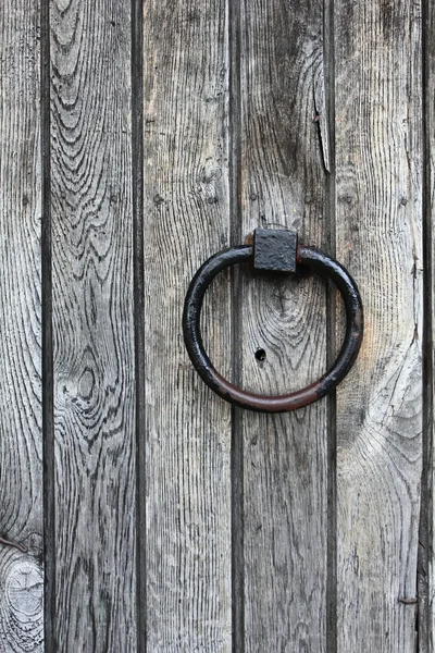Vintage houten deur met gesmede handvat — Stockfoto