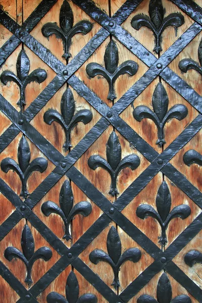 Винтажная деревянная поверхность с коваными вставками — стоковое фото