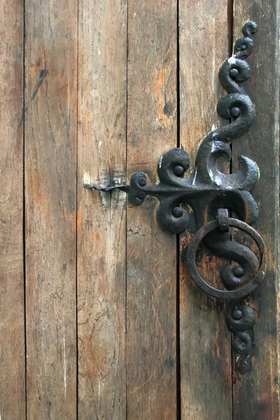 Винтажная деревянная дверь с кованой ручкой — стоковое фото