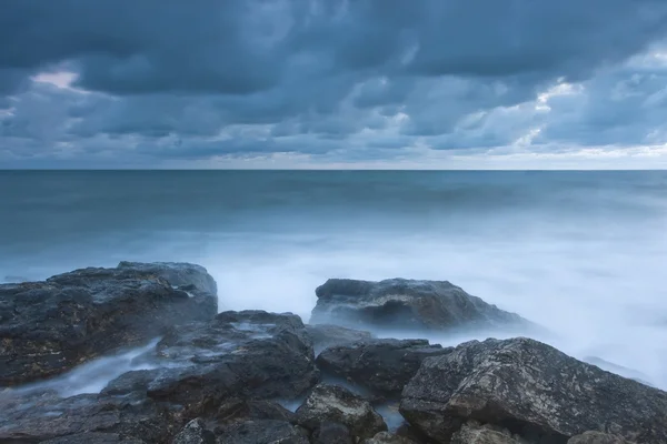 Красивий скелястий морський пляж — стокове фото