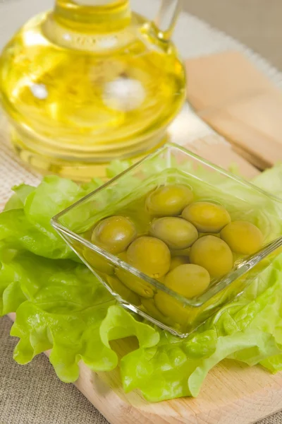 Оливковое масло с оливками — стоковое фото