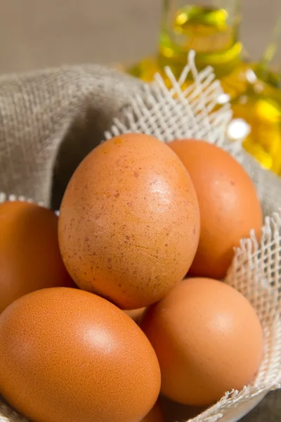 Bruna ägg i säckväv — Stockfoto