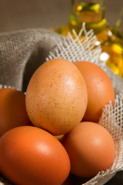 Коричневые яйца во вретище — стоковое фото