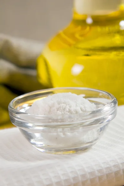 Соль в солонке — стоковое фото