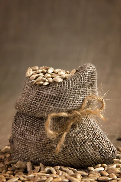 Kleiner Klettenbeutel mit Samen — Stockfoto