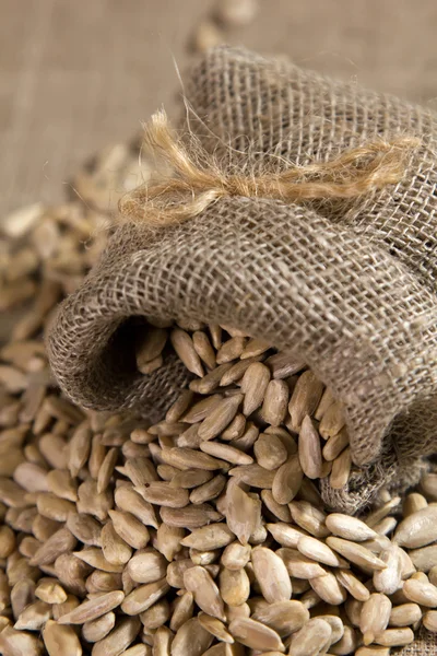 Pequeno saco de serapilheira com sementes — Fotografia de Stock