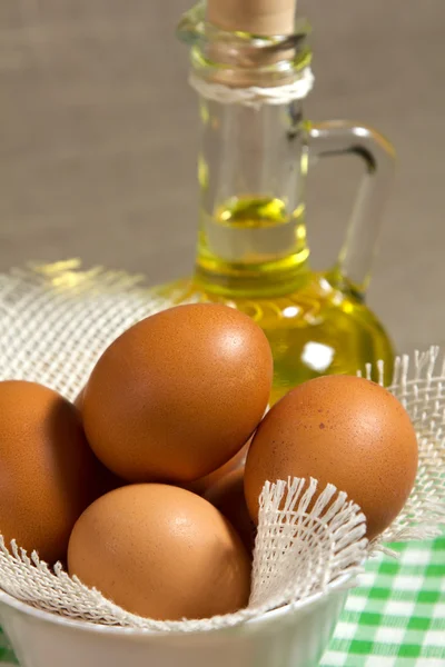 Hnědá vejce v žíně — Stock fotografie