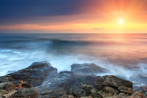 Υπέροχο ηλιοβασίλεμα στην παραλία της θάλασσας — Φωτογραφία Αρχείου