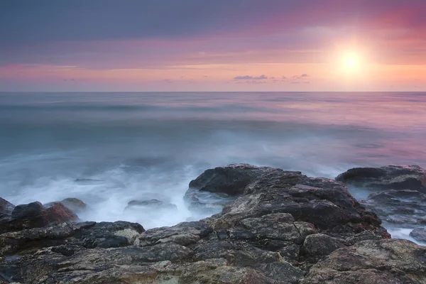 美丽的岩石海海滩日落时 — 图库照片
