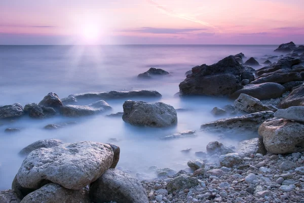 Hermosa playa de mar rocoso al atardecer —  Fotos de Stock
