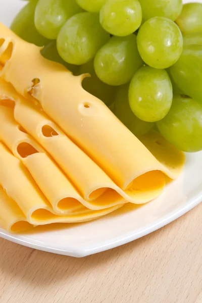 Hroznů a sýrem — Stock fotografie