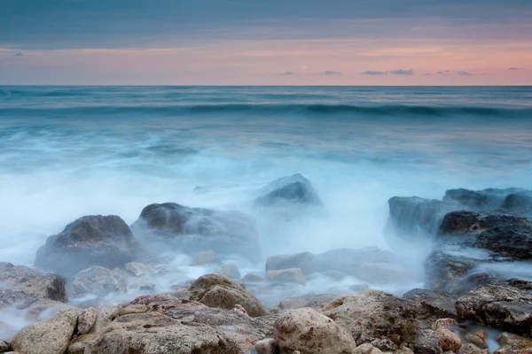 Vackra steniga stranden vid solnedgången — Stockfoto