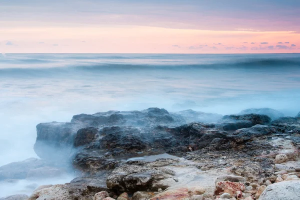 Παραλία όμορφο βραχώδες θάλασσα στο ηλιοβασίλεμα — Φωτογραφία Αρχείου