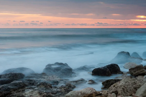 Hermosa playa de mar rocoso al atardecer —  Fotos de Stock
