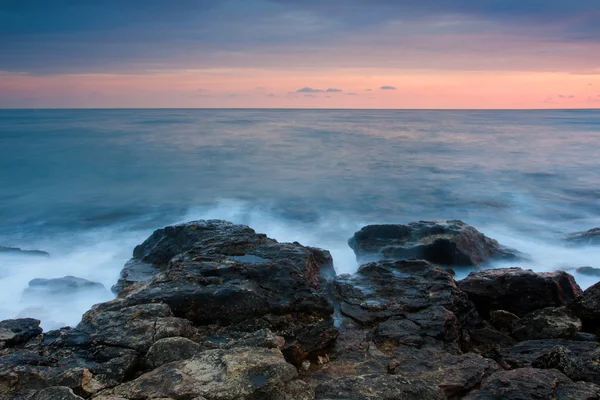 Hermosa playa de mar rocoso al atardecer — Foto de Stock