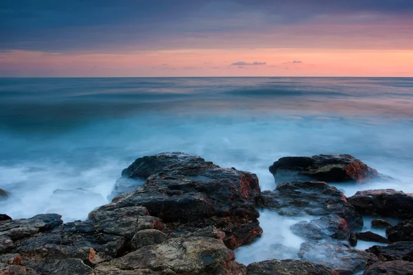 Belle plage de mer rocheuse au coucher du soleil — Photo