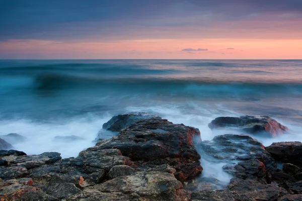 석양에 아름 다운 바위 바다 해변 — 스톡 사진