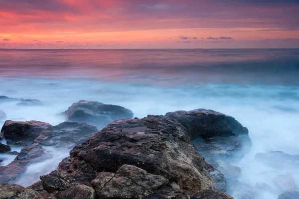 Schöner felsiger Meeresstrand bei Sonnenuntergang — Stockfoto