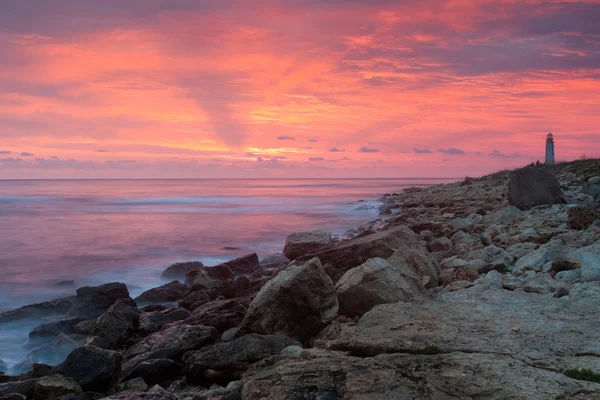 Bela paisagem marinha com grande onda do mar ao pôr do sol — Fotografia de Stock