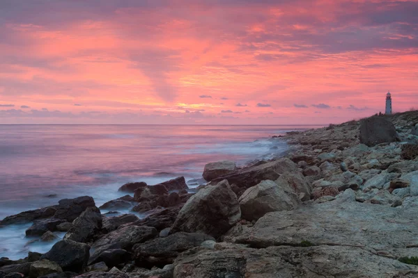 Bella spiaggia rocciosa al tramonto — Foto Stock