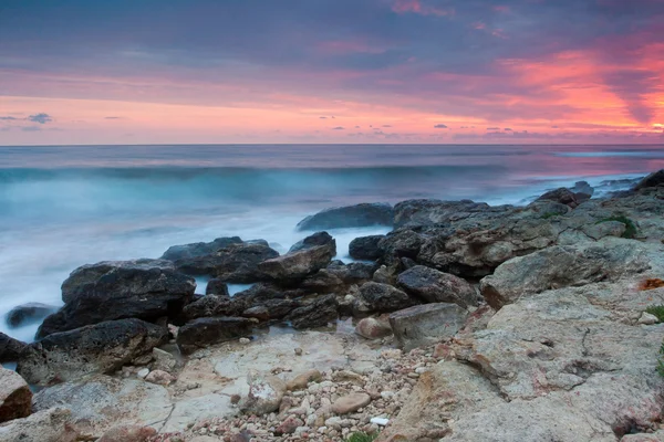 Piękne skaliste plaży o zachodzie słońca — Zdjęcie stockowe