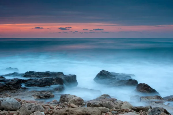 Prachtig zeegezicht met grote zee Golf bij de zonsondergang — Stockfoto
