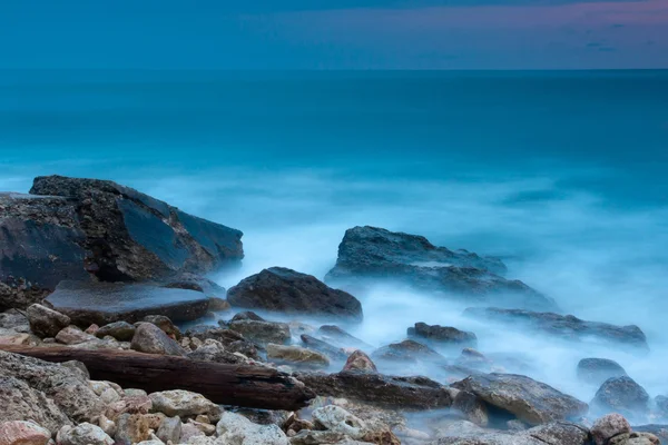 Морской пляж Рокки на закате — стоковое фото