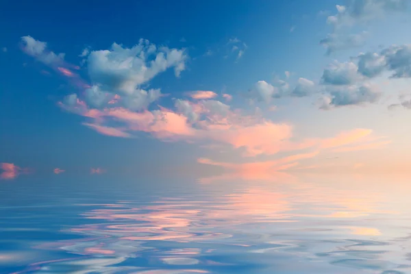 Облачное небо над морем — стоковое фото