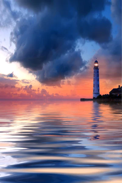 Güzel gece deniz manzarası Deniz feneri ve karamsar gökyüzü gün batımında — Stok fotoğraf