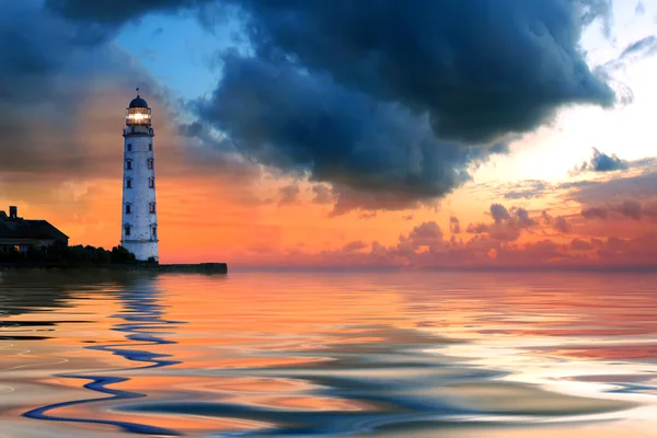 Piękny nocny pejzaż morski z latarnią morską i humorzastym niebem o zachodzie słońca — Zdjęcie stockowe