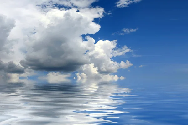 Regen wolk over de zee voor de storm — Stockfoto
