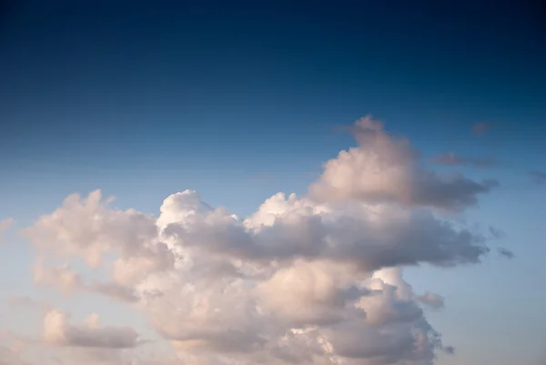 Пасмурное голубое небо — стоковое фото