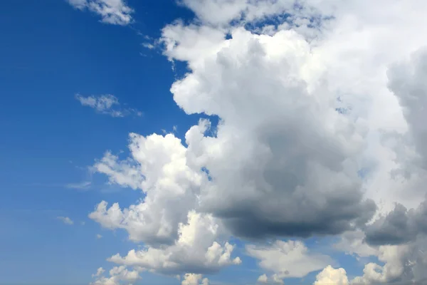 Céu azul nublado — Fotografia de Stock