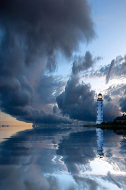 Güzel gece deniz manzarası Deniz feneri ve karamsar gökyüzü gün batımında