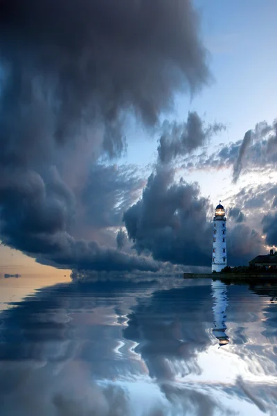 Schöne nächtliche Meereslandschaft mit Leuchtturm und launischem Himmel bei Sonnenuntergang — Stockfoto