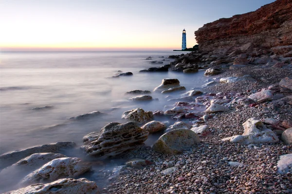 Красивий морський пляж з маяком і чистим небом — стокове фото