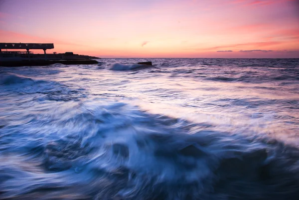 Beautiful seascape with big sea wave at the sunset — Stock Photo, Image