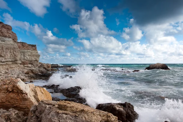 Hermoso paisaje marino con grandes olas al atardecer — Foto de Stock