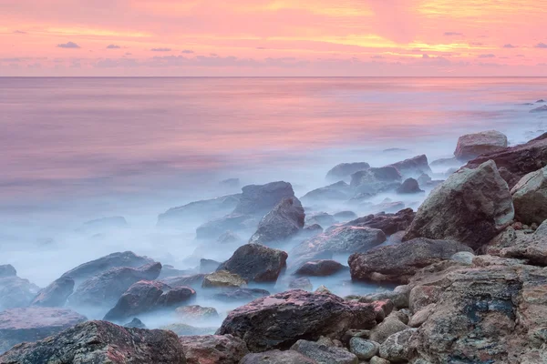 Belle plage de mer rocheuse au coucher du soleil — Photo