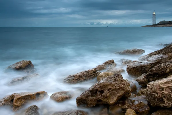 灯台、サンセットと美しい海の海岸 — ストック写真