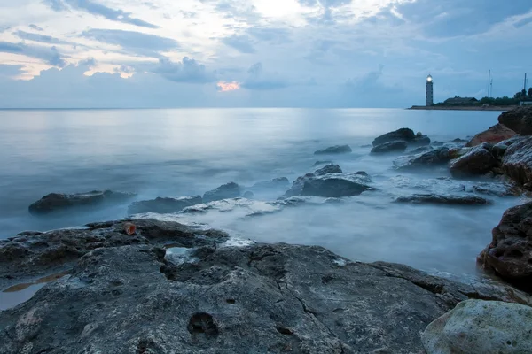美丽的海海岸与日落时的灯塔 — 图库照片