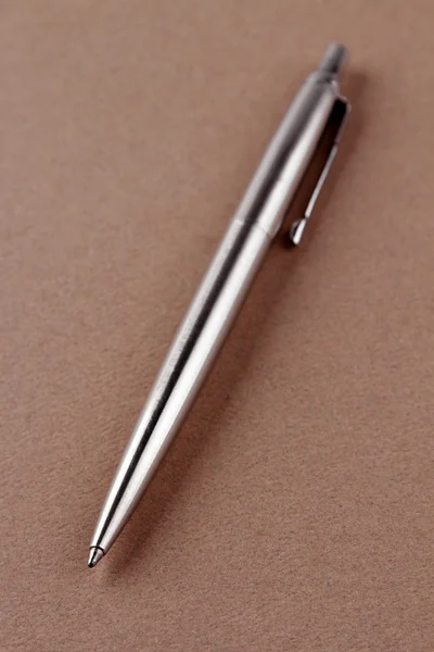 Шариковая ручка на обычном фоне — стоковое фото