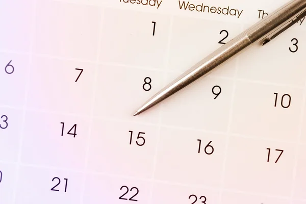 Ручка на календаре — стоковое фото
