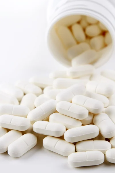 Piller som rinner från behållare — Stockfoto