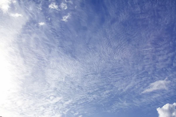 Zarte Wolken am blauen Himmel — Stockfoto