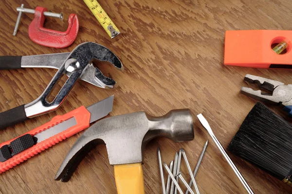 Geassorteerde werk tools op houten paneel — Stockfoto