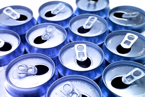 Abrir latas de bebida de alumínio close-up — Fotografia de Stock