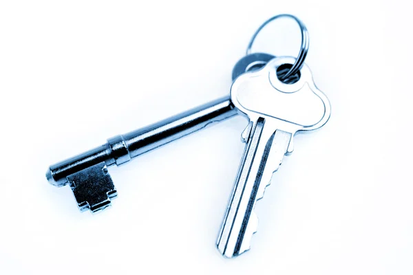 Duas chaves no fundo liso — Fotografia de Stock