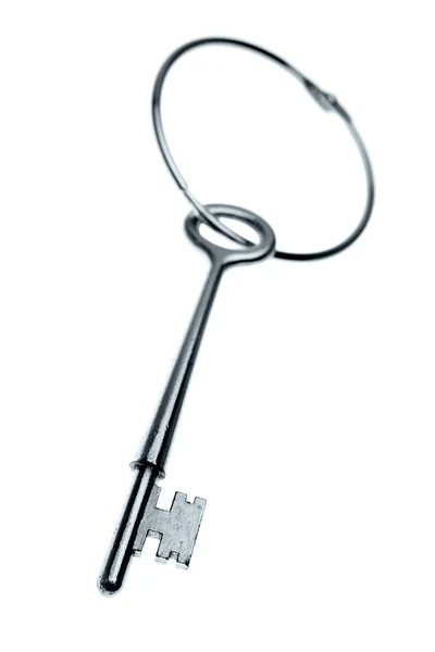 Schlüssel und Ring auf weißem Hintergrund — Stockfoto