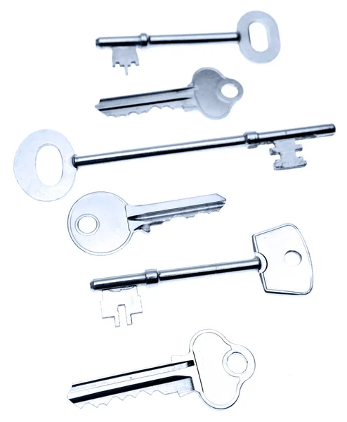 Ανάμικτες κλειδιά σε απλό φόντο — Φωτογραφία Αρχείου